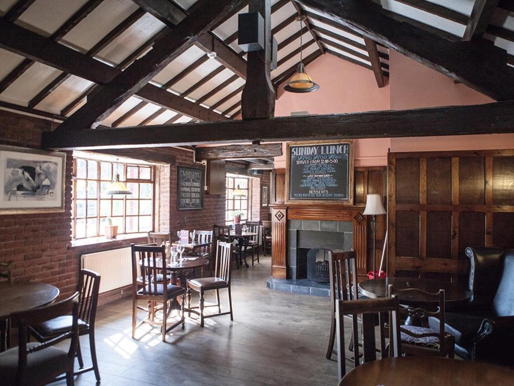 The Crewe Arms Hotel Bagian luar foto